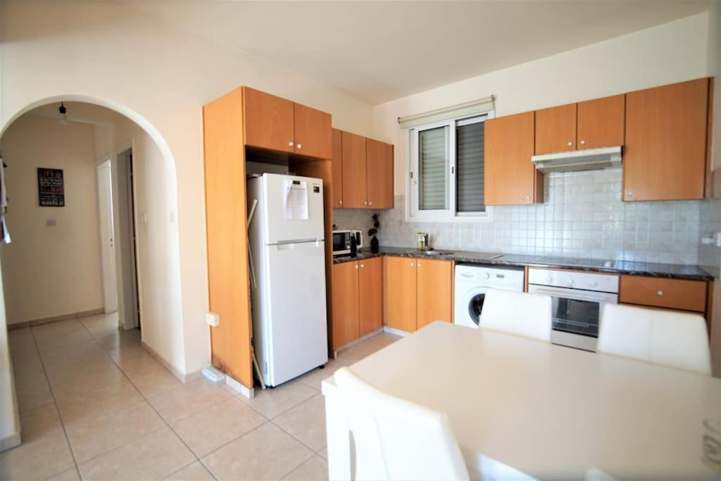 Central Pool-Side 2 Bedroom Apartment In Paphos Exteriér fotografie
