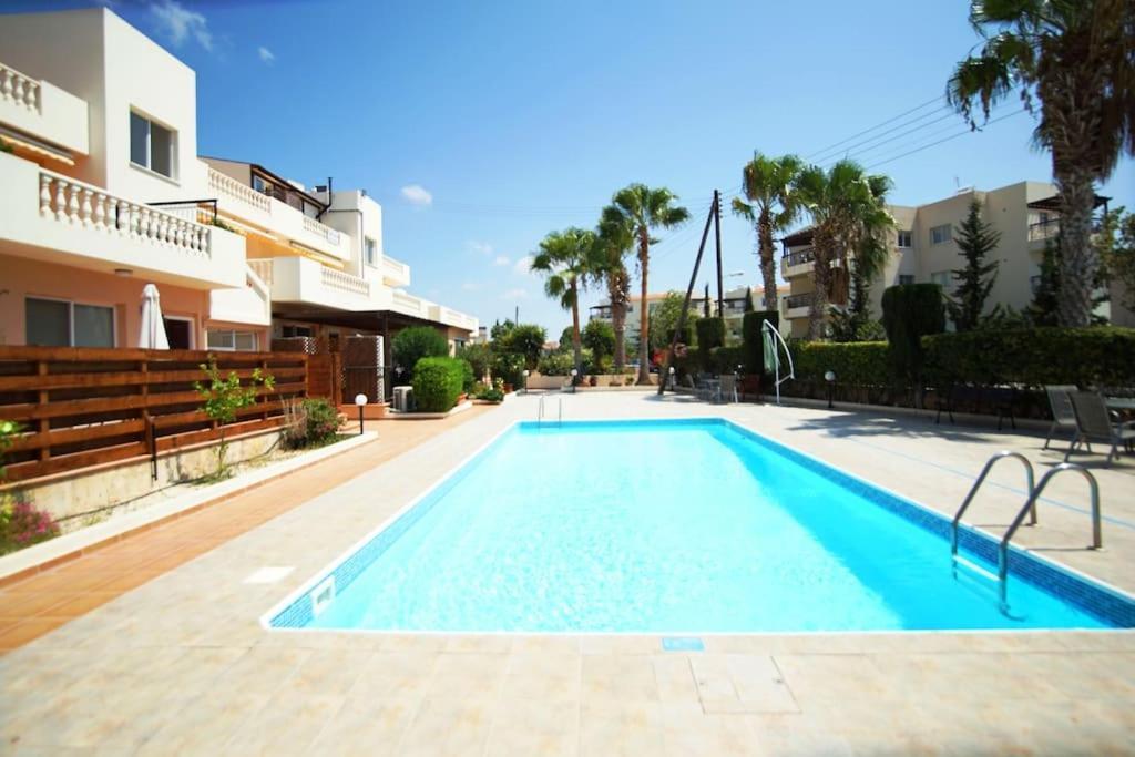 Central Pool-Side 2 Bedroom Apartment In Paphos Exteriér fotografie
