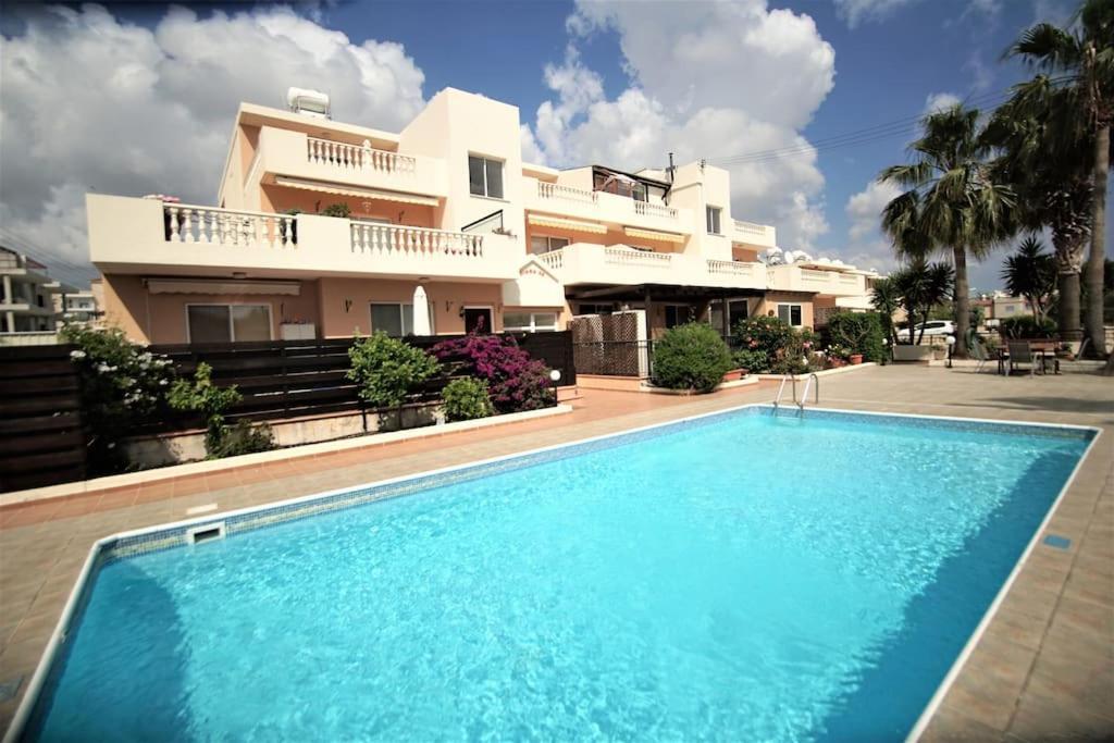 Central Pool-Side 2 Bedroom Apartment In Paphos Exteriér fotografie