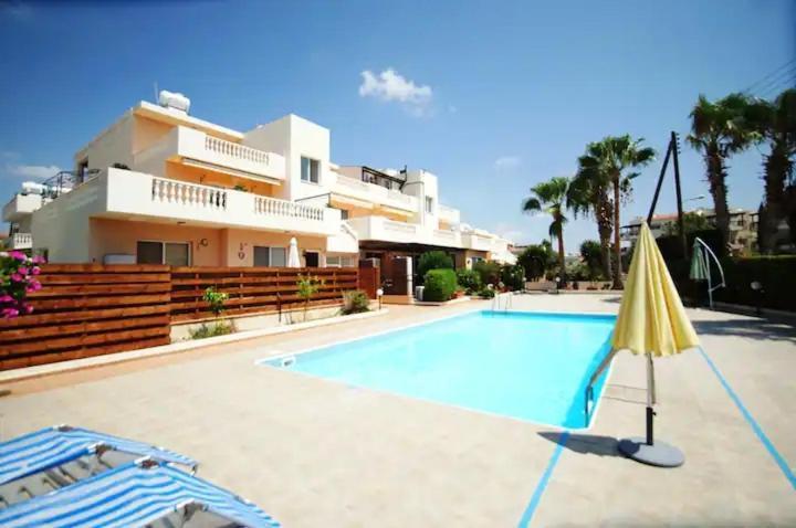 Central Pool-Side 2 Bedroom Apartment In Paphos Exteriér fotografie