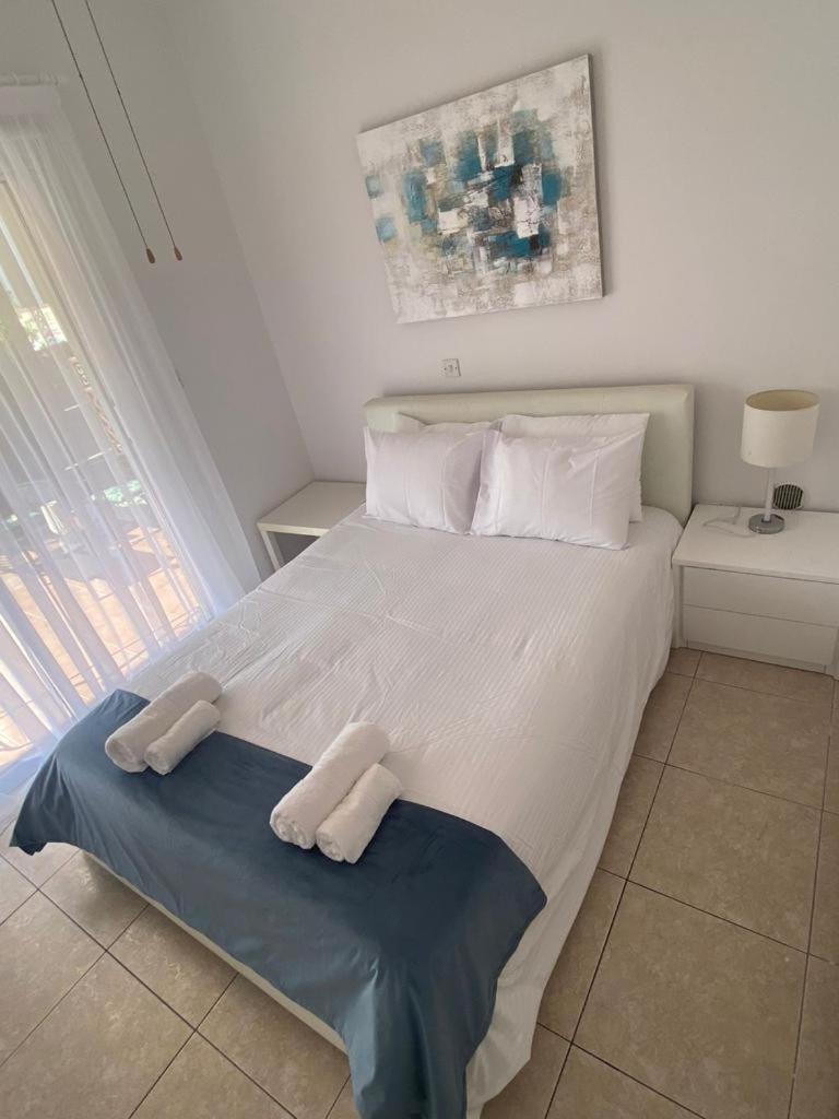 Central Pool-Side 2 Bedroom Apartment In Paphos Exteriér fotografie